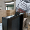 Estante de exhibici&oacute;n al por menor de m&uacute;ltiples niveles del metal con los estantes de acr&iacute;lico y la se&ntilde;alizaci&oacute;n superior, ideal para los escaparates de la comida/de productos