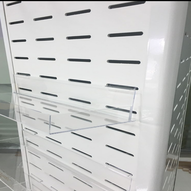 Witte Slatwall roterende displaystandaard met acrylplanken en metalen haken