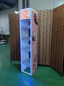 Soporte de exhibici&oacute;n de l&aacute;piz labial acr&iacute;lico y metal con iluminaci&oacute;n LED y bandejas extra&iacute;bles - Vitrina cosm&eacute;tica escalonada