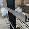 Estante de exhibici&oacute;n al por menor de m&uacute;ltiples niveles del metal con los estantes de acr&iacute;lico y la se&ntilde;alizaci&oacute;n superior, ideal para los escaparates de la comida/de productos