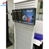 Metalen wandgemonteerde reclamedisplaybeugel met slatwall en haken - Signagehouder voor detailhandel voor promotionele vitrine
